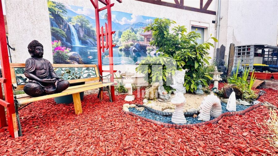 Teilsaniertes Einfamilienhaus mit Anbauten + Nebengebäude auf 1.600 m² Traumgartengrundstück - Hofbereich vorne / Japanischer Garten